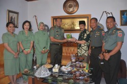 Danrem 142/Tatag memberikan cendramata kepada Raja Mamuju H. Andi Mkaksum Dai