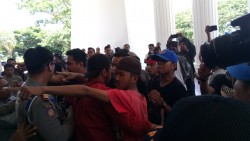 Massa mengamuk saat Kadis Pertanian Sulbar, Hamzah, tersulut emosinya, Kamis (12/10/2017)
