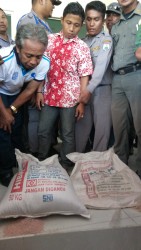 Karung pupuk asli (kiri) dan pupuk palsu (kanan)