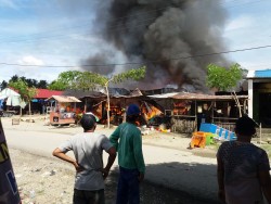 Warga Tikke pasrah melihat kiosnya hangus. Foto : Joni Banne Tonapa