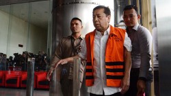 Setya Novanto dihadiahi buku berjudul Renungan Kalbu oleh kolega yang menjenguknya di Rutan KPK, Kamis (23/11/2017)