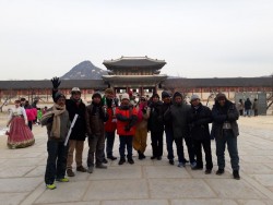 Ketua PWI Sulbar Naskah M Nabhan foto bersama Sekjen PWI Pusat Hendry Ch. Bangun di Istana Gyeongbok, Kamis 14 Desembet 2017