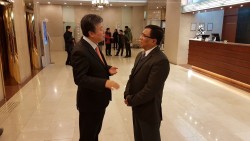 Sekjen PWI Pusat Hendry Ch. Bangun berbincang dengan President JAK Jung Kyusung di Hotel President Seoul, 15 Desember 2017. 