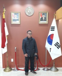 Ketua PWI Sulbar /Dirut Sulbar Express, Naskah M. Nabhan, berfoto di Kantor KBRI Seoul, Korsel