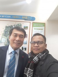 Ketua PWI Sulbar / Dirut Sulbar Express Naskah M Nabhan foto bersama Walikota Wanju-Dun, Park Sung Il, Selasa 19 Desember 2017.