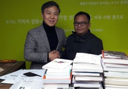 Ketua PWI Sulbar / Dirut Sulbar Express Naskah M Nabhan foto bersama Walikota Jeounju Kim Seung-Su