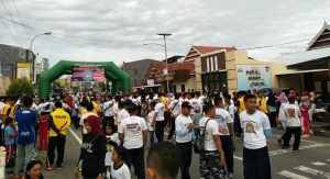 Gelorahkan HUT Bhayangkara, Masyarakat di Mamuju Ikut Jalan Santai Berhadiah Motor