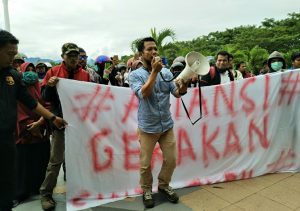 Ratusan Guru Tidak Tetap Datangi DPRD Sulbar