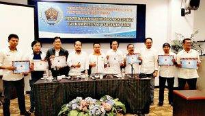 Ketua PWI Sulbar Serahkan Sertifikat Kompetensi Wartawan