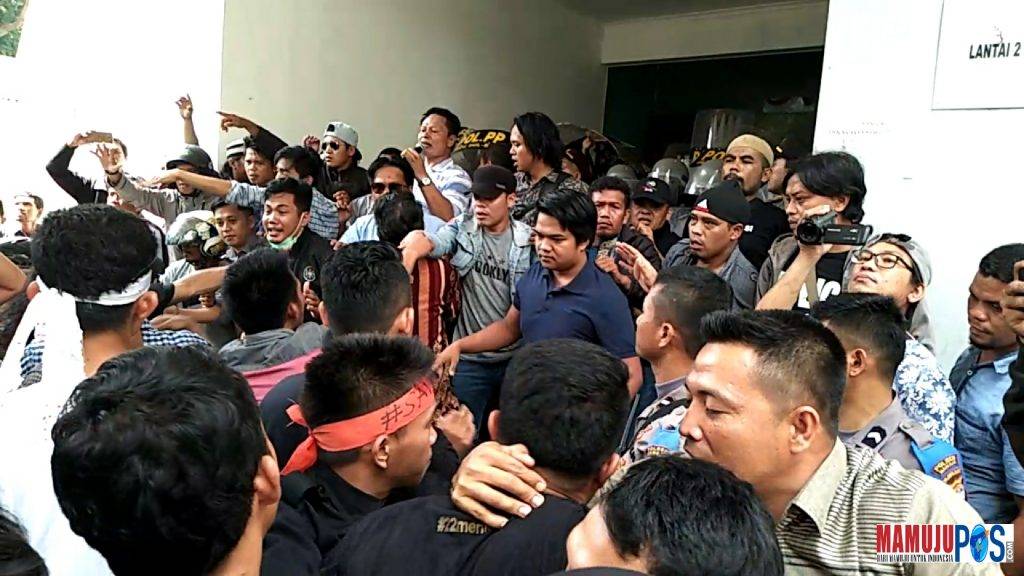Pus Menggugat, Massa Lempari Kantor Diknas Sulbar dengan Air Gelas