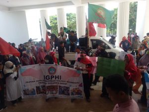 Gubernur Tinggalkan Massa, Aksi Demo Memanas