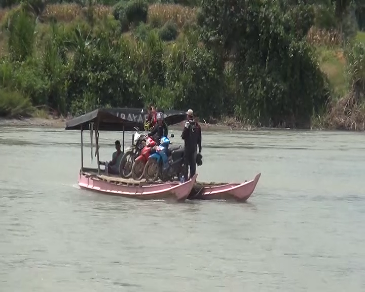 Warga Salule’bo’ Gunakan Rakit Menyeberangi Sungai Berarus Deras