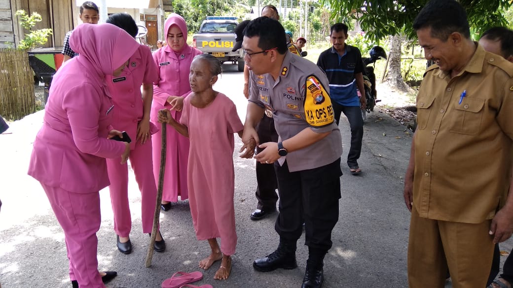 Kapolres Matra Kunjungi Warga Tunanetra dan Gondok
