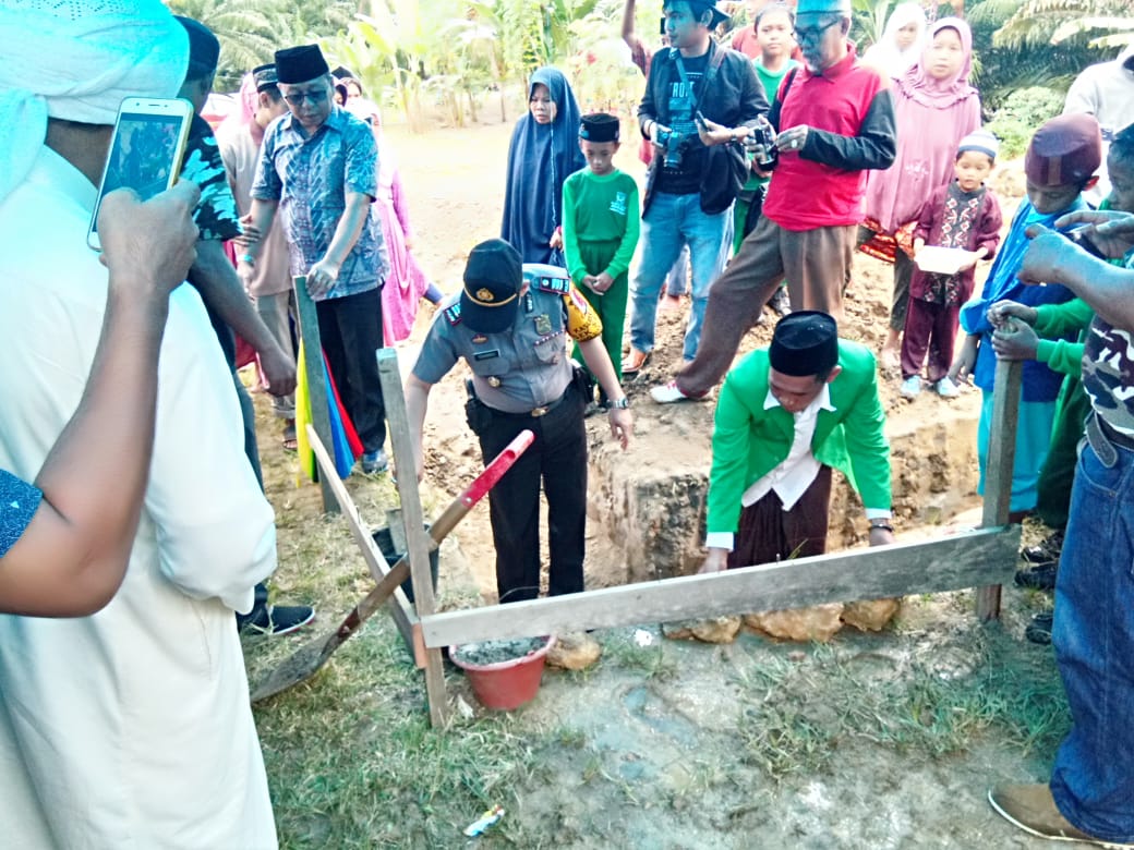 Kapolsek Sarudu Hadiri Peletakan Batu Pertama Pembangunan Madrasah