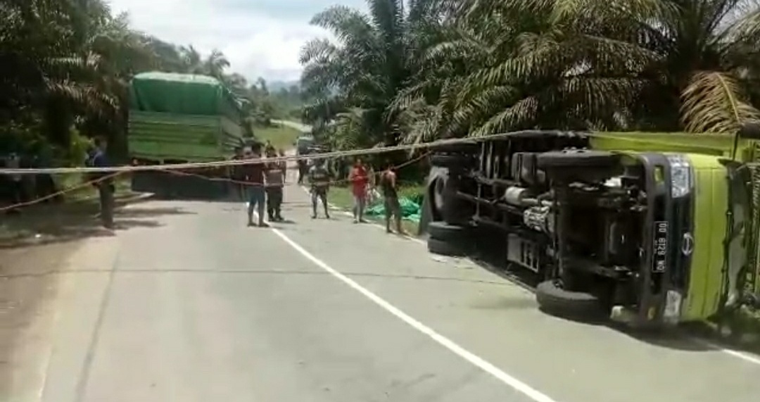 Truk Terbalik, Kapolsek Karossa Beraksi