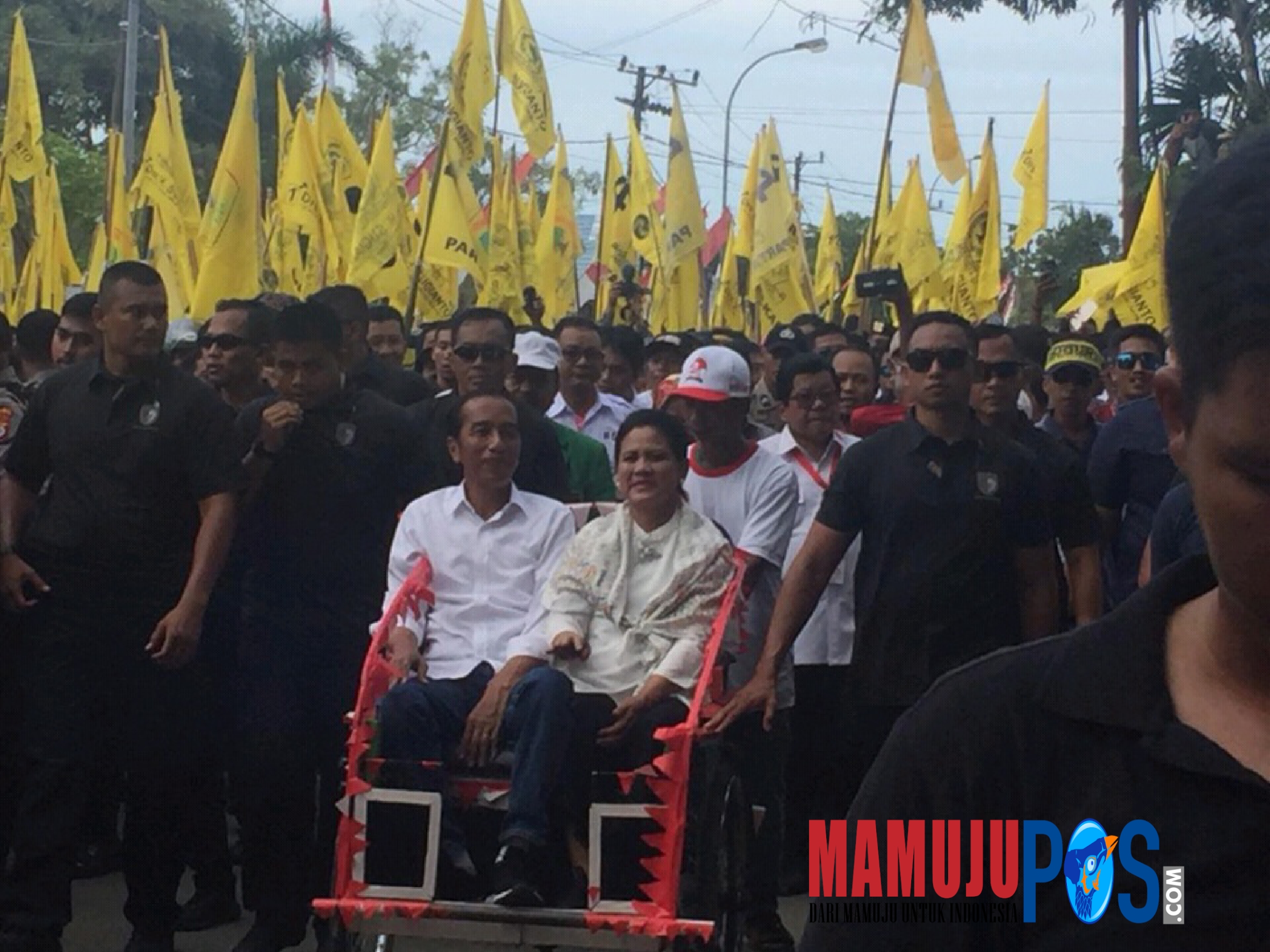 Naik Becak, Jokowi Tiba di Lapangan Ahmad Kirang Mamuju