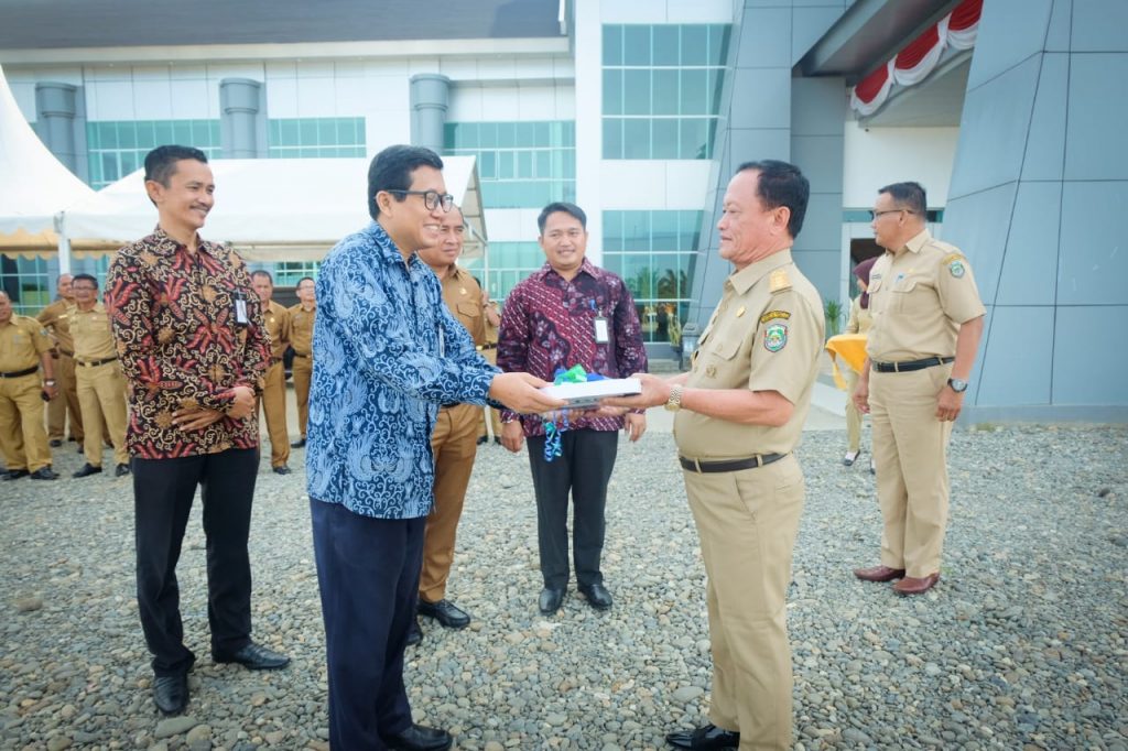 Pemda Mateng Terima Bantuan Mobil Ambulance