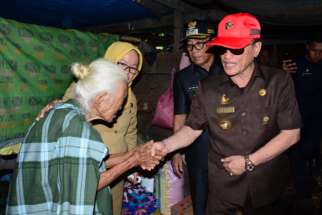 Bupati Mateng Bedah Dua Rumah Warga Lansia