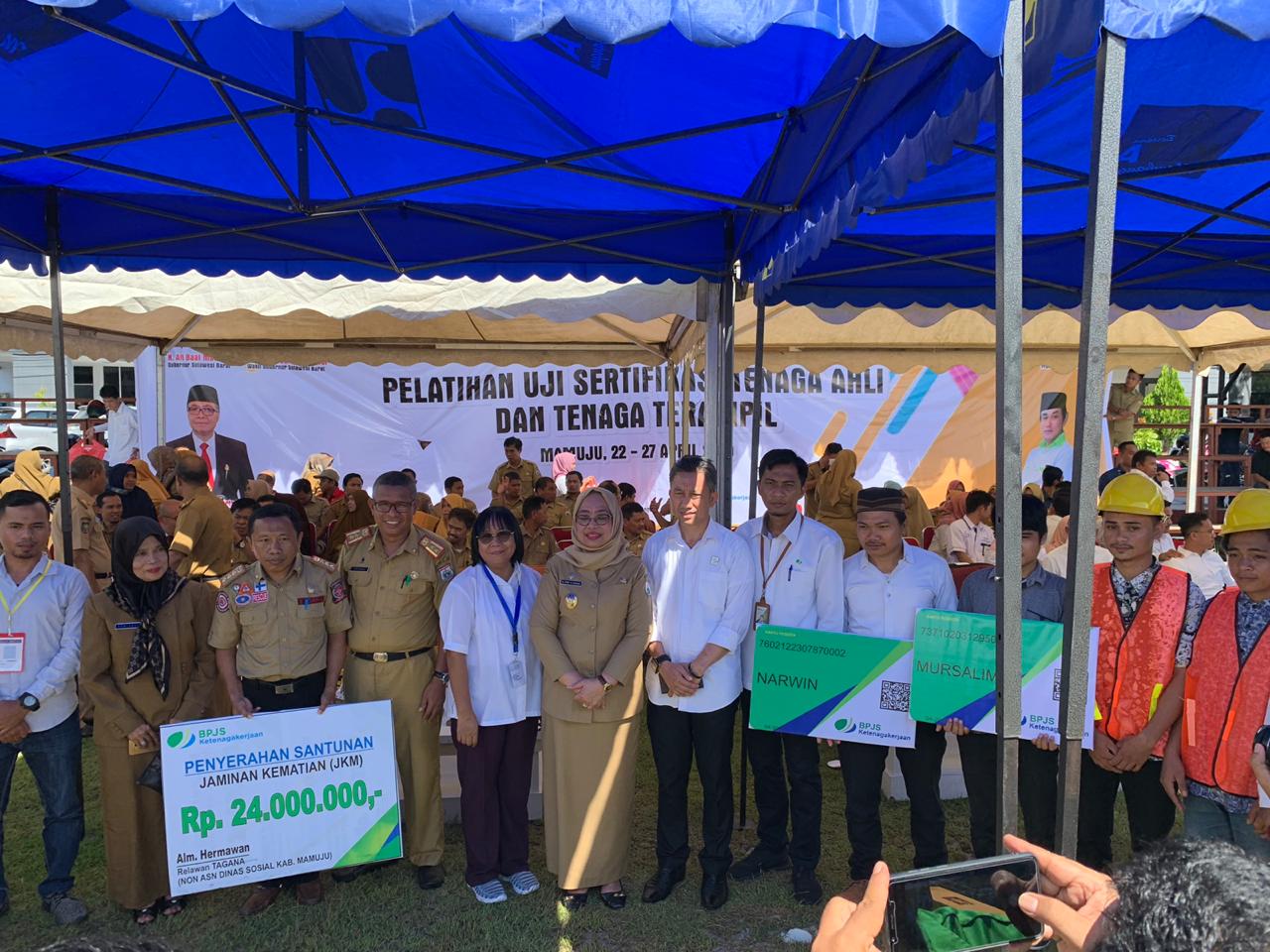 Wagub Sulbar Serahkan Santunan BPJS Ketenagakerjaan