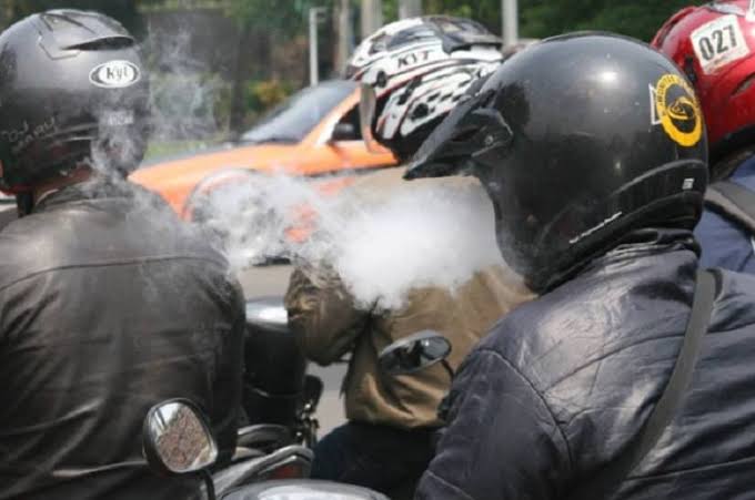Pengendara Motor Ketahuan Merokok, Ditilang