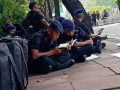 Amankan Aksi, Brimob Polda Sulbar Luangkan Waktu Baca Al-Quran