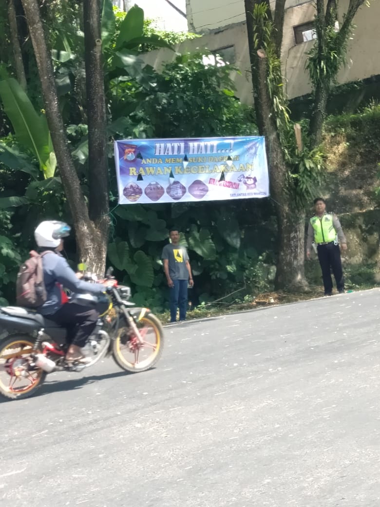 Cegah Kecelakaan, Sat Lantas Polres Mamuju Pasang Spanduk Imbauan