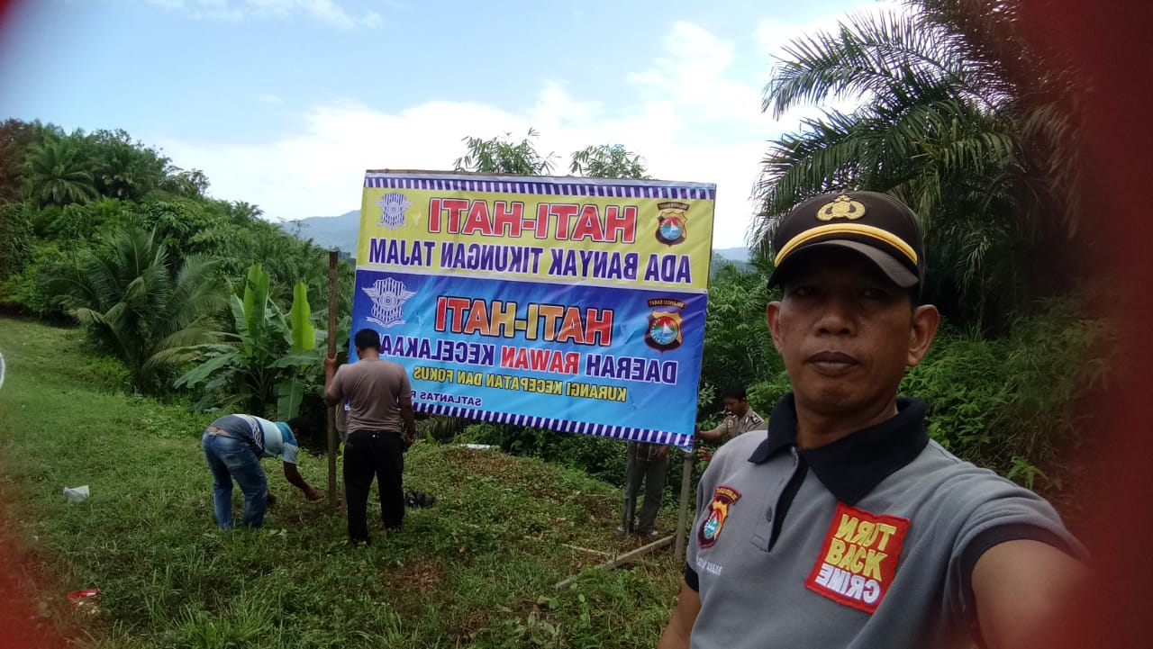 Cegah Laka, Polsek Karossa Pasang Spanduk Imbauan