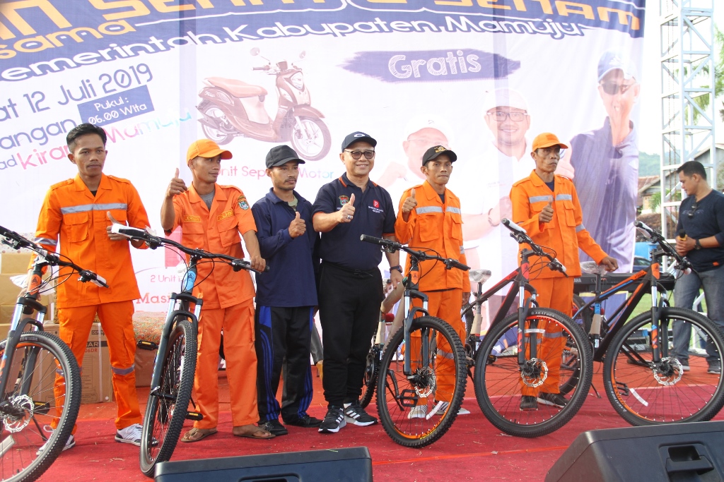 5 Petugas Kebersihan Terima Hadiah Sepeda dari Bupati Mamuju