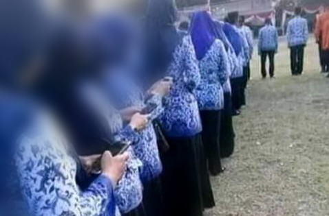 Foto: Begini Kelakuan Oknum ASN Saat Upacara