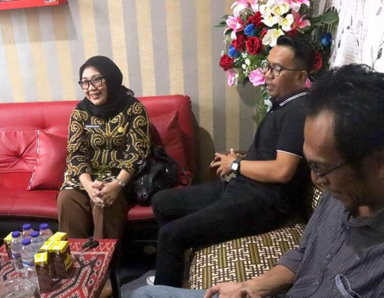 Kunjungi KPU, Sutinah Siap Maju Pilbup Mamuju