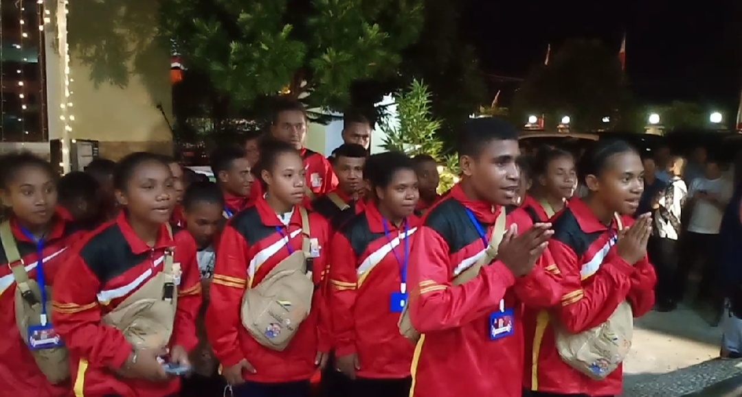 Kado Istimewa Untuk AAS dari Pelajar Papua Barat