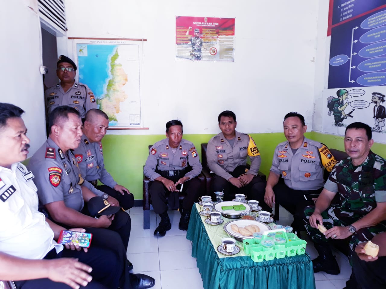 Kapolsek dan Kapospol Kompak Beri Surprise ke Koramil Kalukku