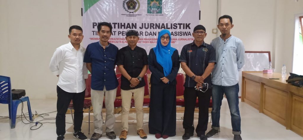 Membagi Ilmu Jurnalistik di Kaki Gunung Kanang, Polman
