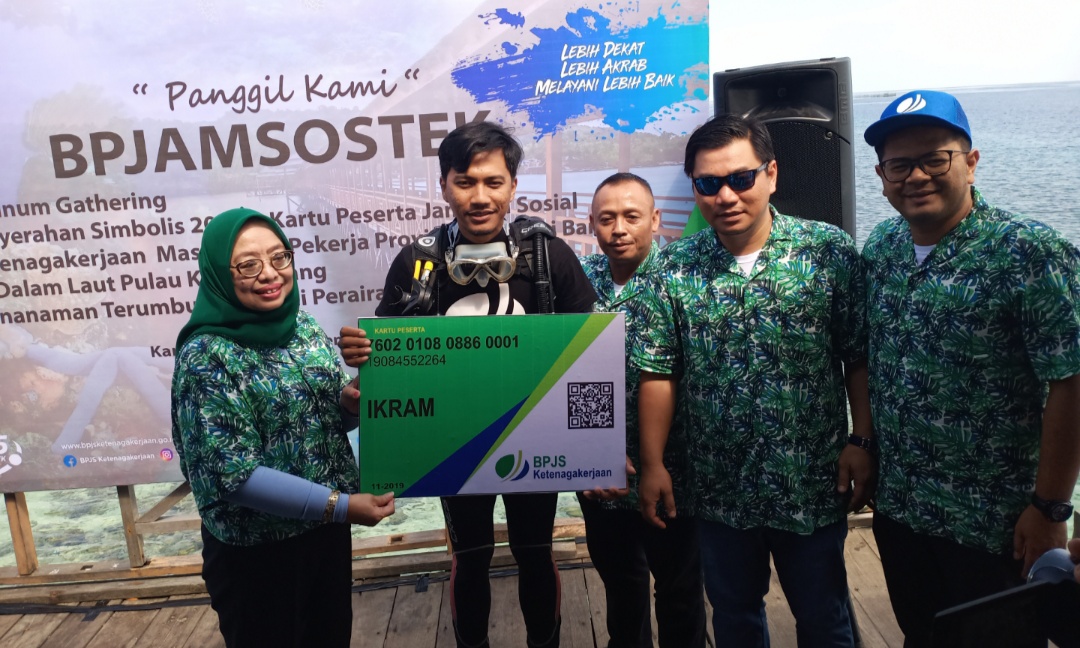 BPJamsostek Sulbar Bagikan 20.035 Kartu Peserta Jaminan Sosial dan Penanaman Terumbu Karang di Pulau Karampuang