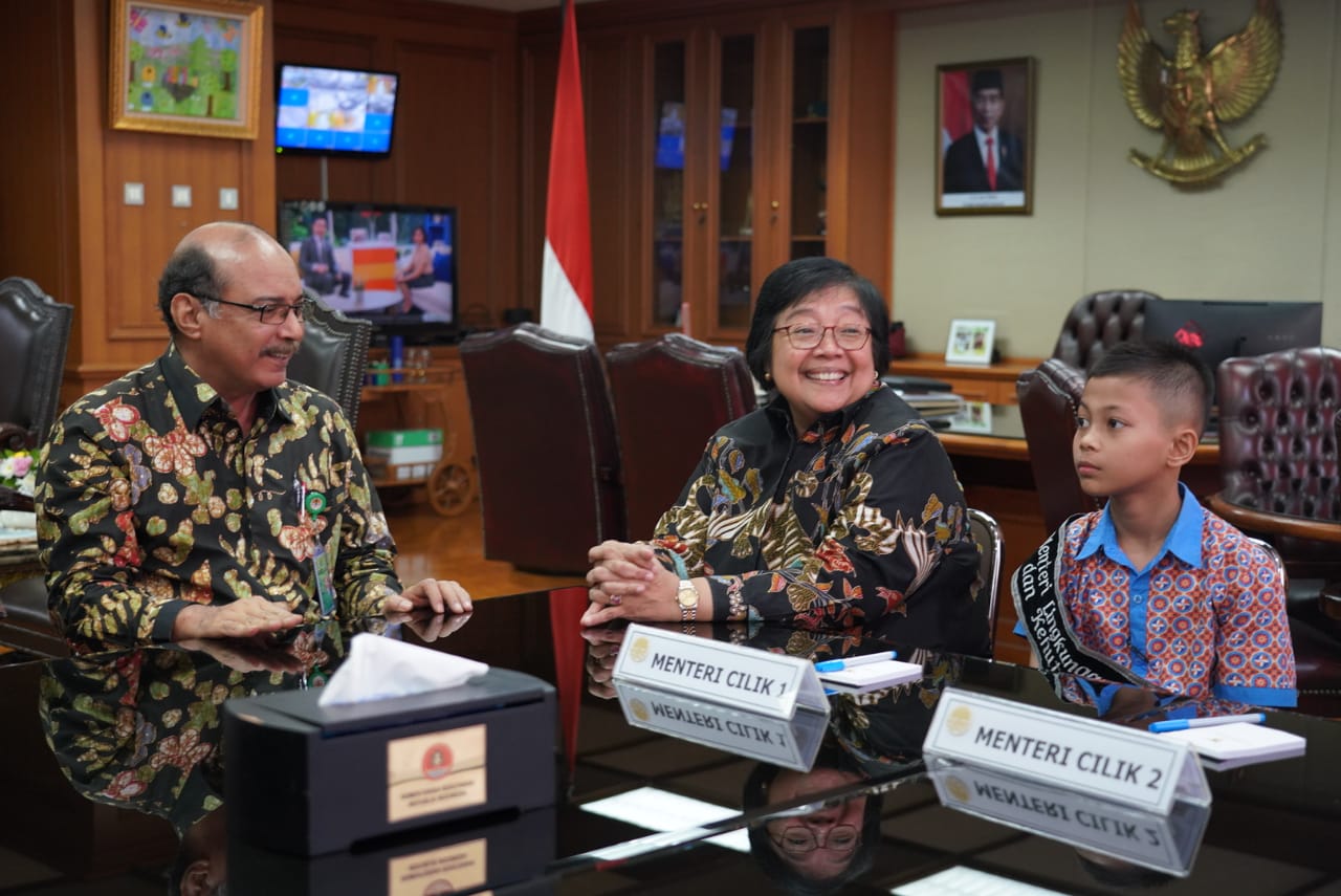 Bahagianya Menteri Siti Nurbaya Bertemu Menteri Cilik