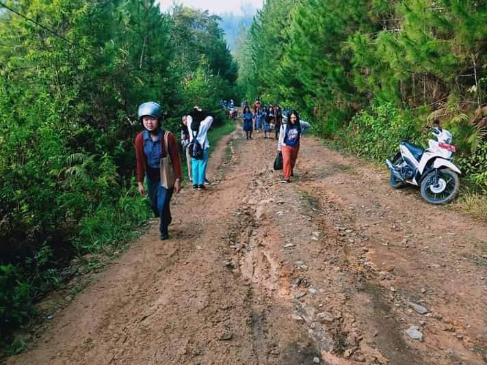 Jalan Menuju SMAN 1 Balla Mamasa Rusak Parah
