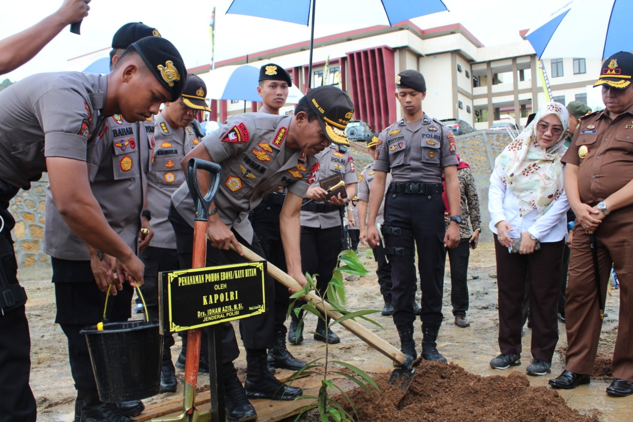 Kapolri Pun Tanam Pohon di Sulbar