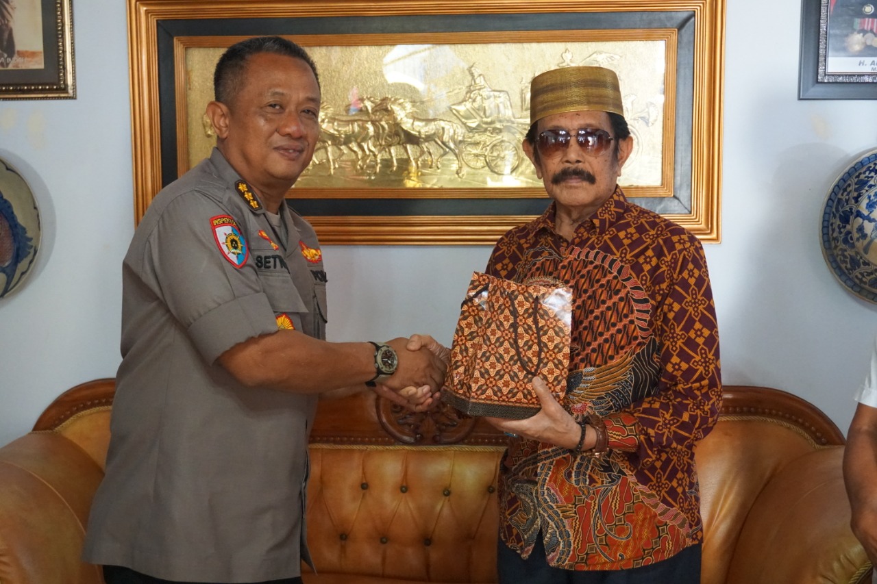 Irwasda Polda Sulbar Serahkan Plakat Dari Kapolri Kepada Raja Mamuju