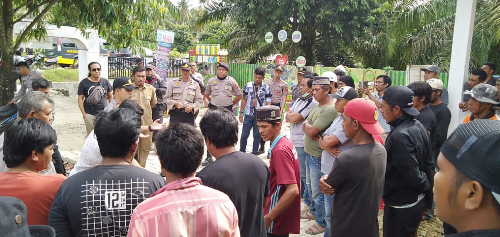 Polres Matra Amankan Aksi Unjuk Rasa di Jalan Poros Tanjung Bakau Pasangkayu