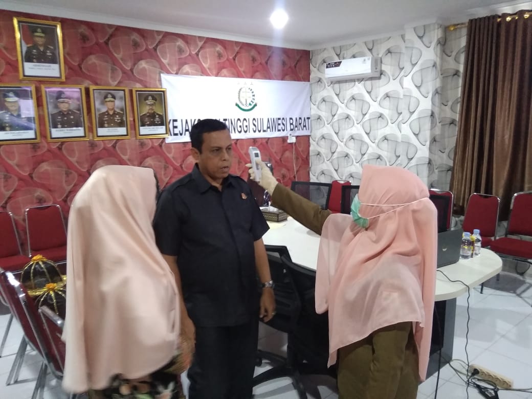 Pegawai Kejati Sulbar Cek Suhu Tubuh