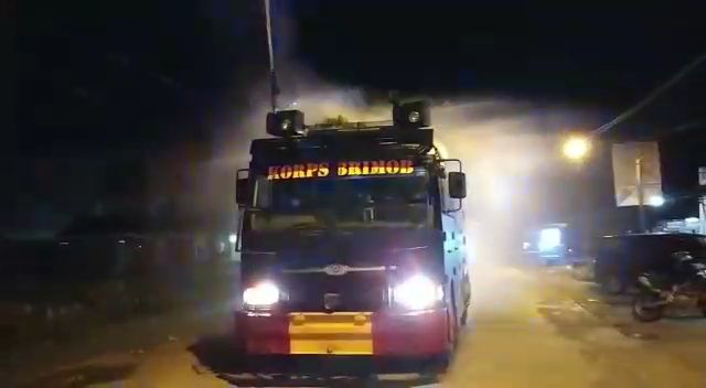 Detasemen Gegana Brimob Lakukan Penyemprotan Disinfektan