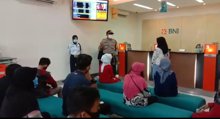 1st In 1st Out, Cegah Covid – 19 Edukasi terhadap Nasabah Bank
