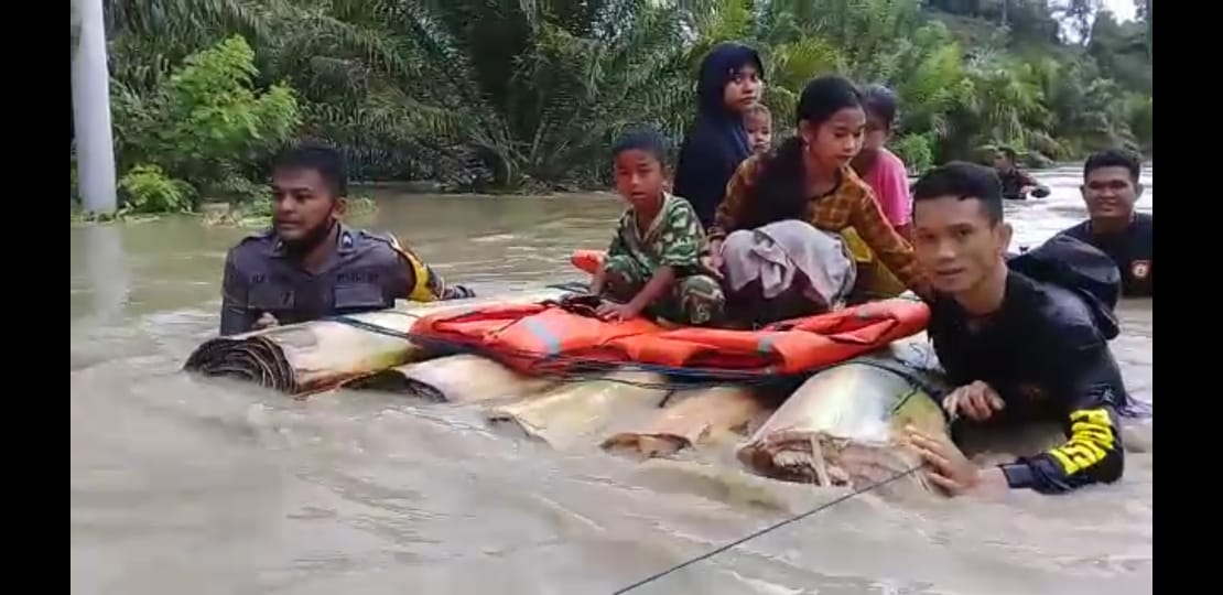 Dengan Batang Pisang, Polisi Evakuasi Korban Banjir