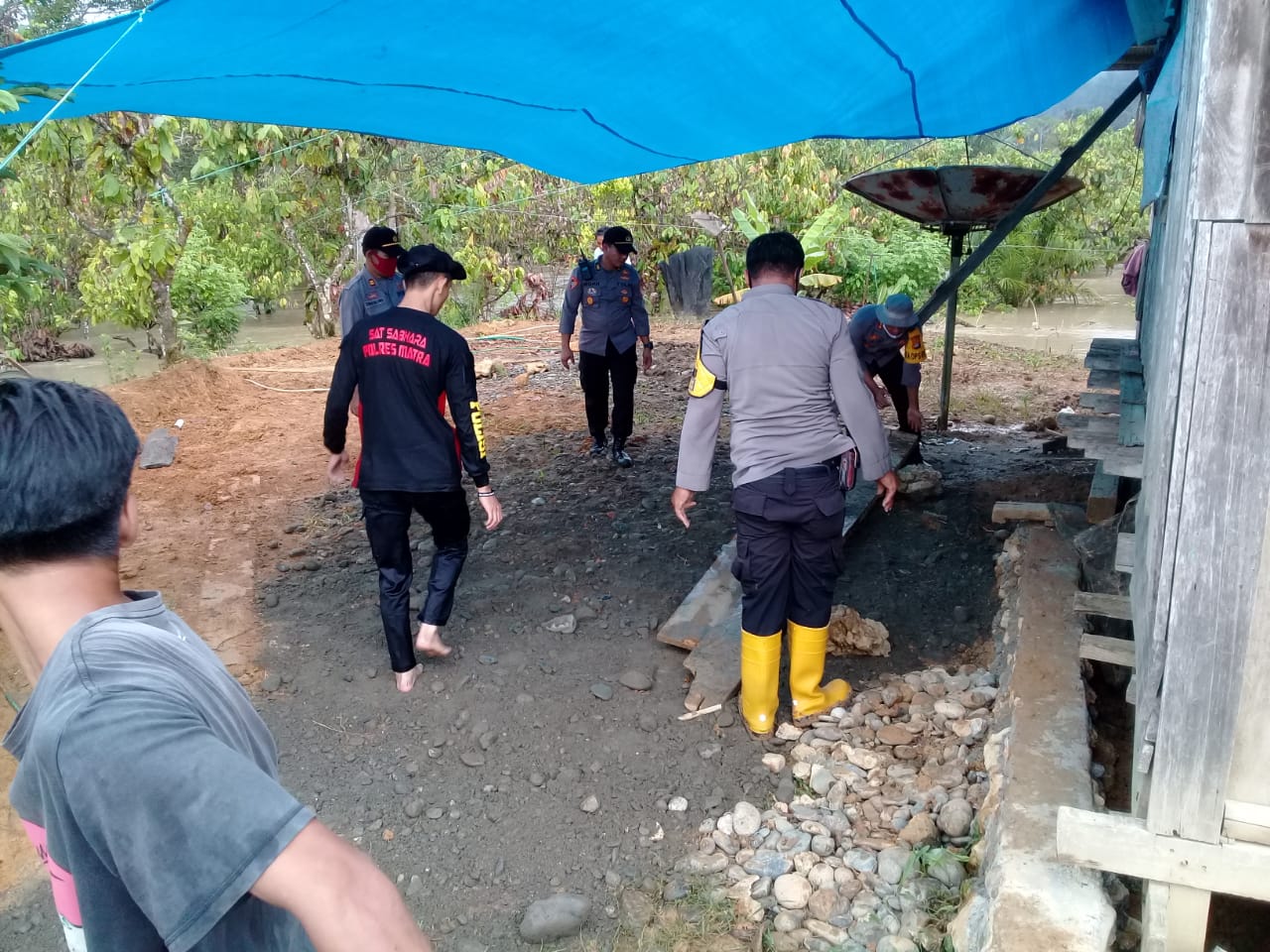 Polres Mamuju Utara Bangun Dapur Umum di Desa Ompi