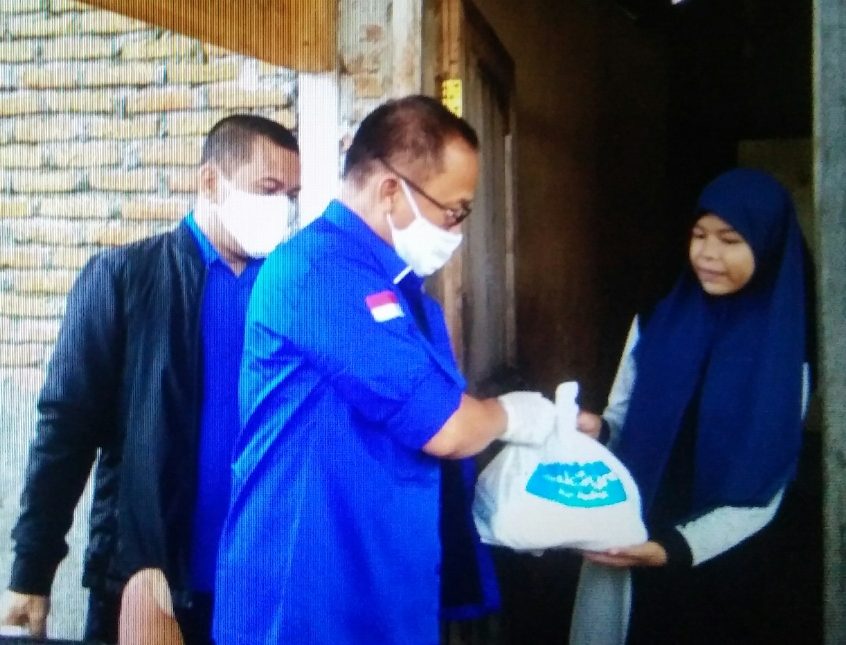 DPD Partai Demokrat Sulbar dan MPC Pemuda Pancasila Mamuju Berbagi Sembako di Tapalang