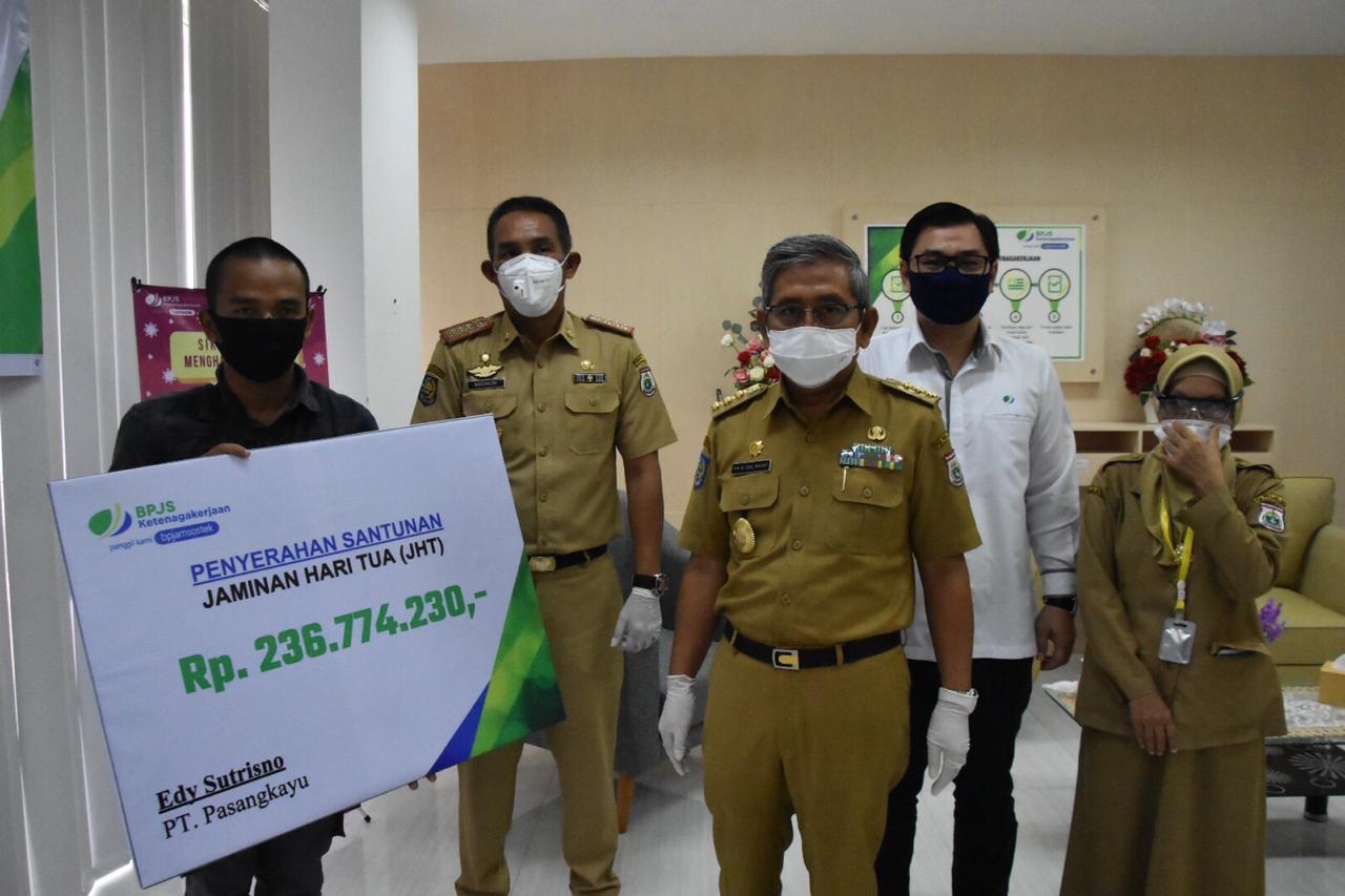 Peringati May Day, Pemprov Sulbar-BPJS Ketenagakerjaan Salurkan 170 Paket Sembako pada Pekerja