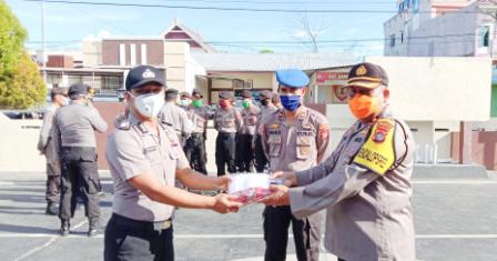 Usai Bagi Masker ke Masyarakat, Giliran Polresta Mamuju dan keluarganya Dapat Bantuan