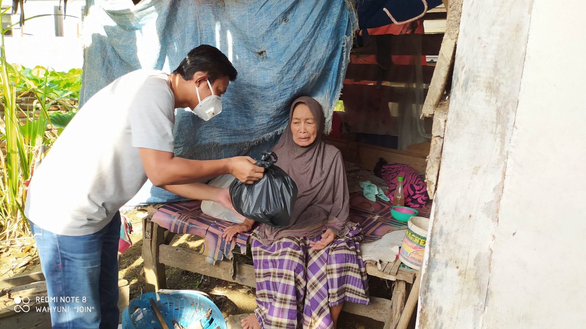 Jumat Berkah, Kasat Reskrim Polres Polman Pun Berbagi