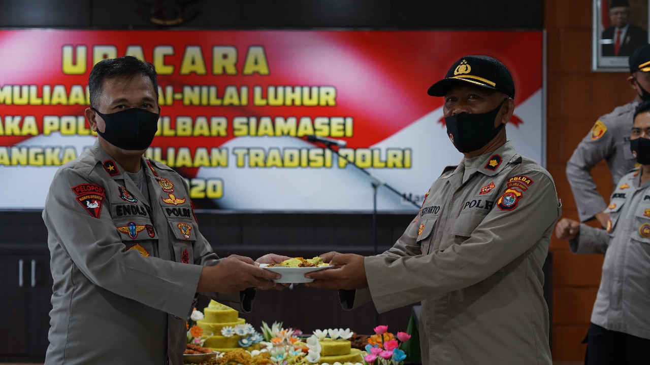 Kayanma Jadi Perwakilan Penerima Tumpeng Pada Upacara Pemulian Nilai-nilai Luhur Tribrata
