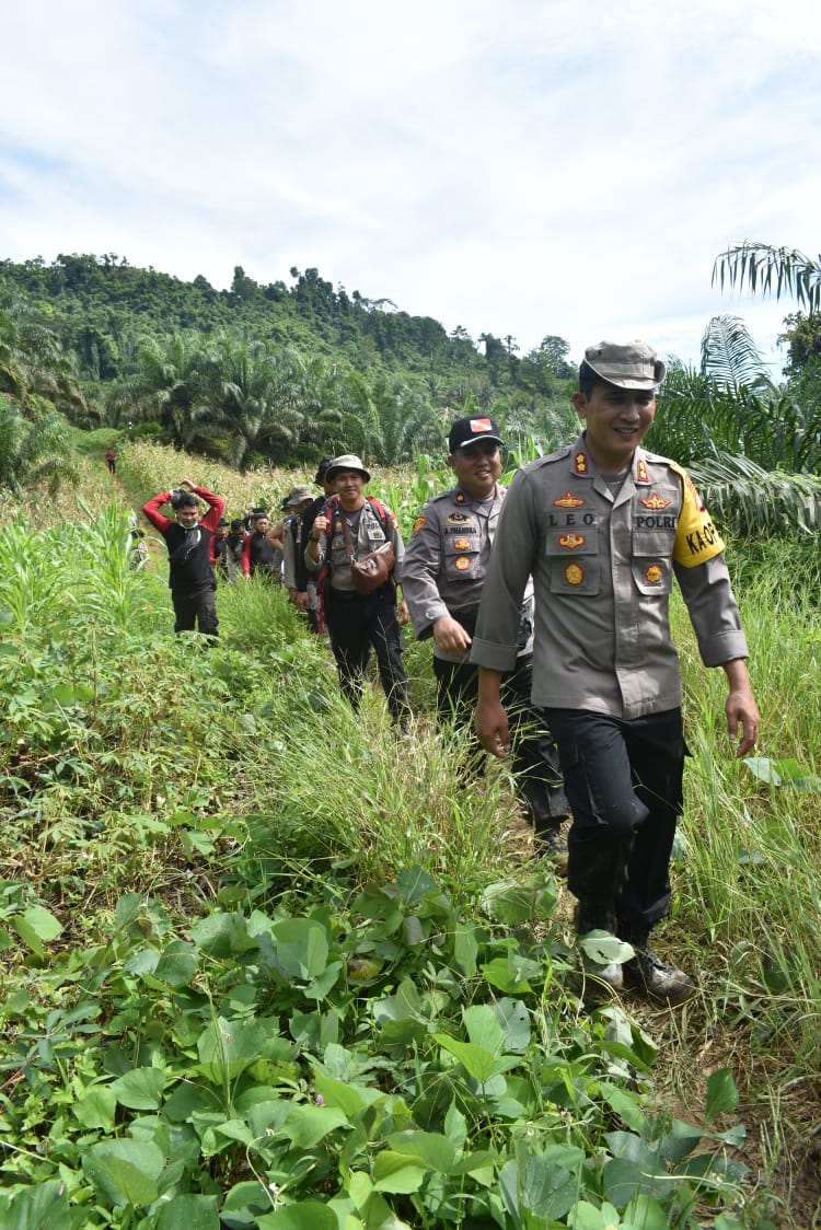 Personil Polres Pasangkayu Long March Bawa Sembako ke Pedalaman